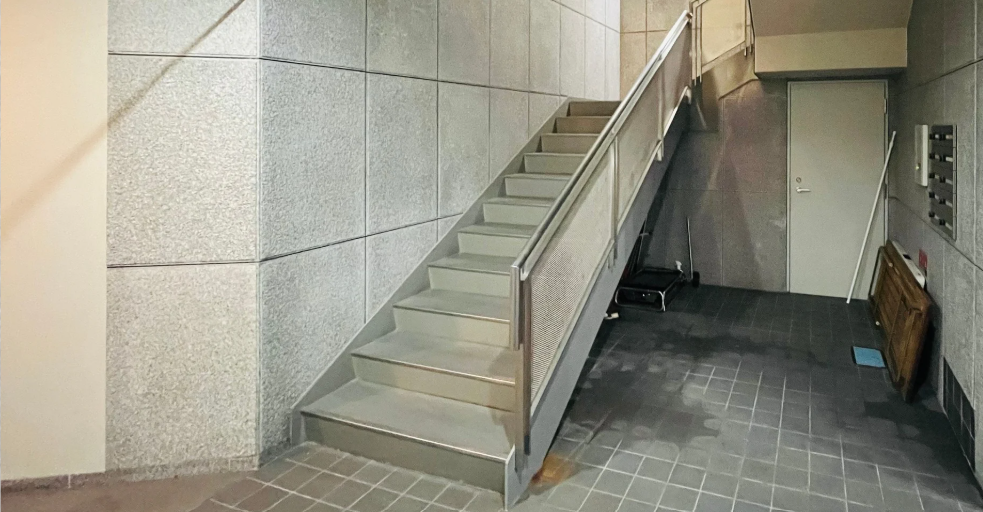 階段で2階へ